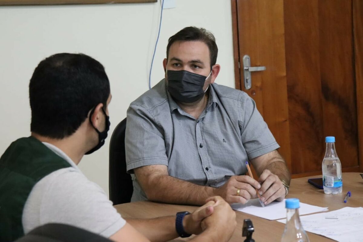 Barroso paga abono salarial a servidores da educação de Eirunepé