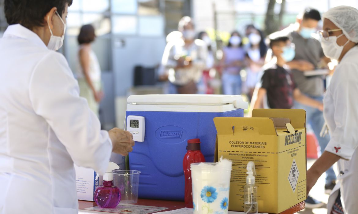 Vacinação para crianças é obrigatória e prevê sanções aos pais, diz ECA