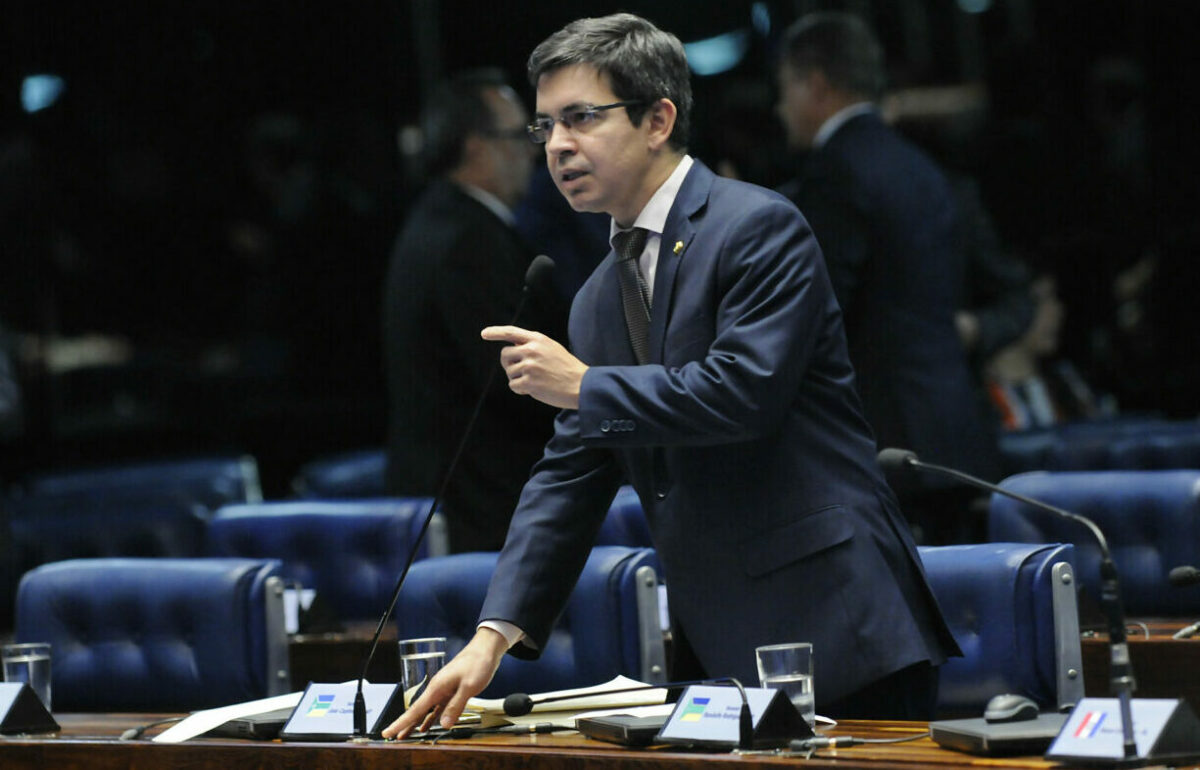 STF é acionado por senador para investigar Aras por prevaricação