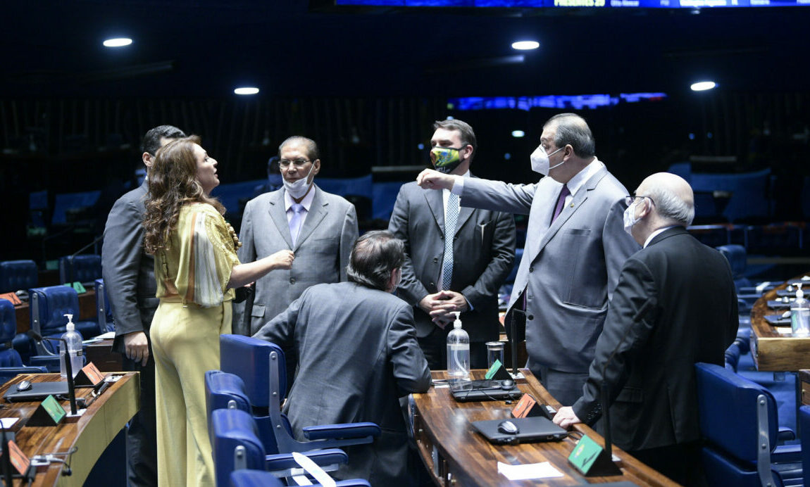 Aziz manda recado a Bolsonaro: 'Quem vive em cercadinho é boi'