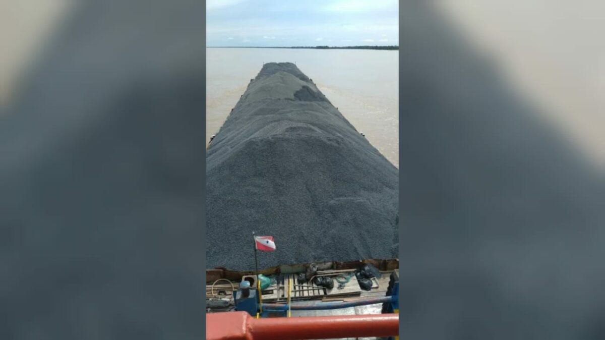 Material para obra do aeroporto de Itacoatiara a caminho do município
