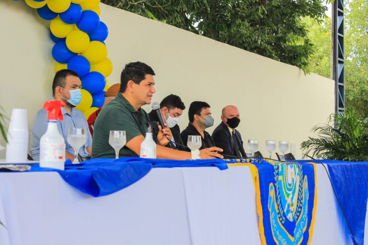 Prefeito de Parintins reajusta salário do professor com índice do MEC