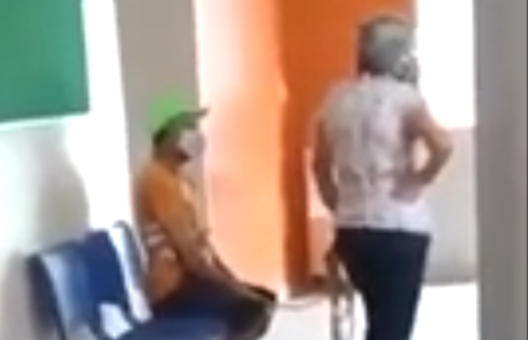 Mulher leva marido amarrado para receber vacina contra covid