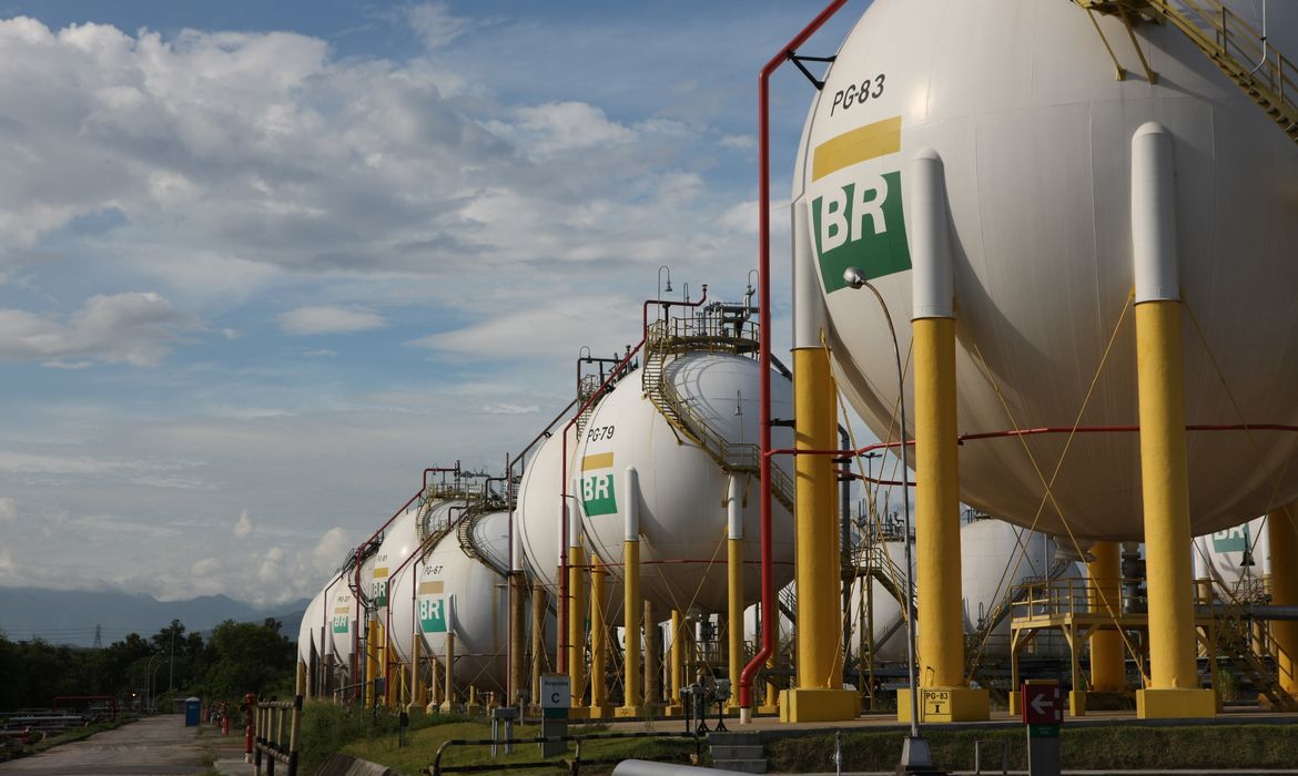 Brasileiro paga caro, mas faz Petrobrás ter lucro recorde de R$ 106,6 bi
