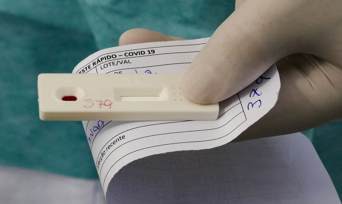 Especialistas alertam para sintomas da nova onda de covid