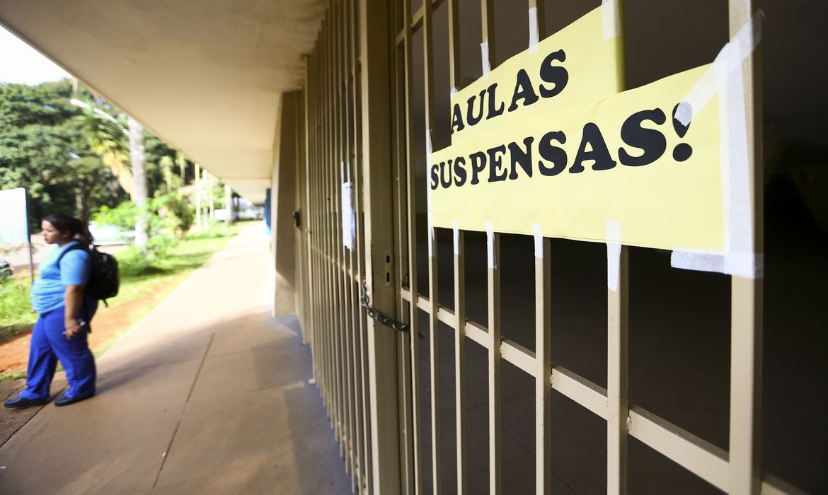 Pesquisa CNM revela aula presencial em apenas 25,9% das escolas