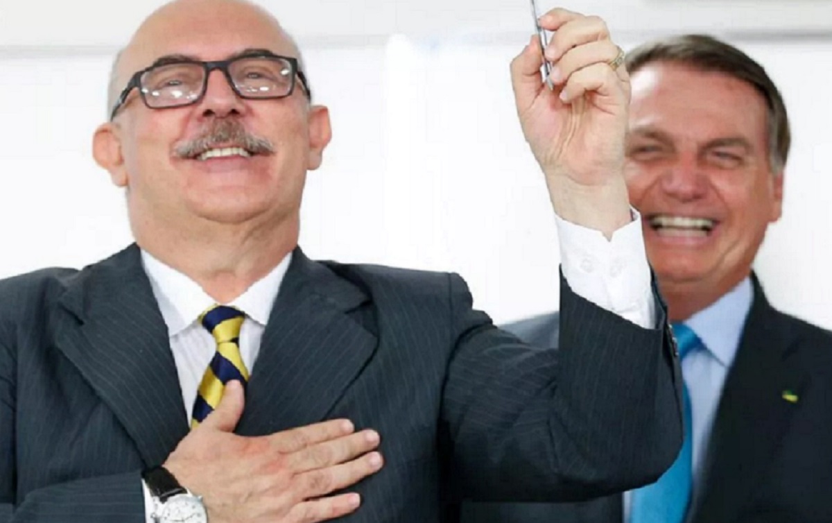 Ministro da Educação é