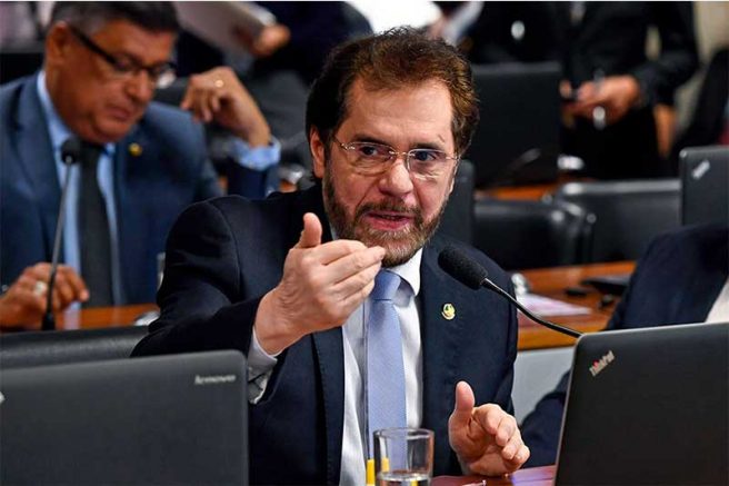 Arthur ainda não se acostumou que ele é ‘ex’, diz senador Plínio Valério