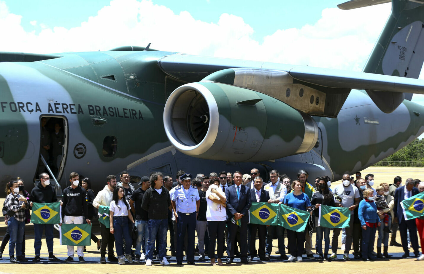 Bolsonaro recebe repatriados da invasão russa à Ucrânia que apoia