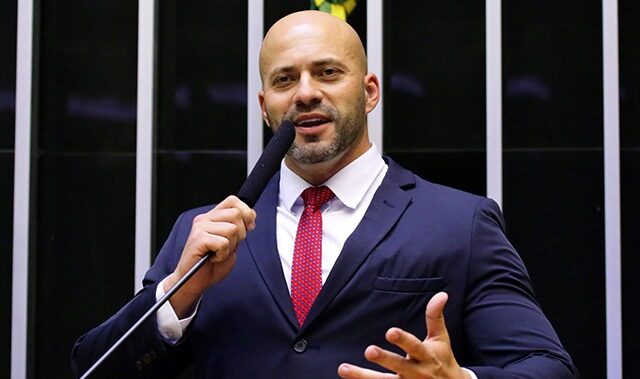 Silveira coloca tornozeleira após determinação de multa e bloqueio no BC