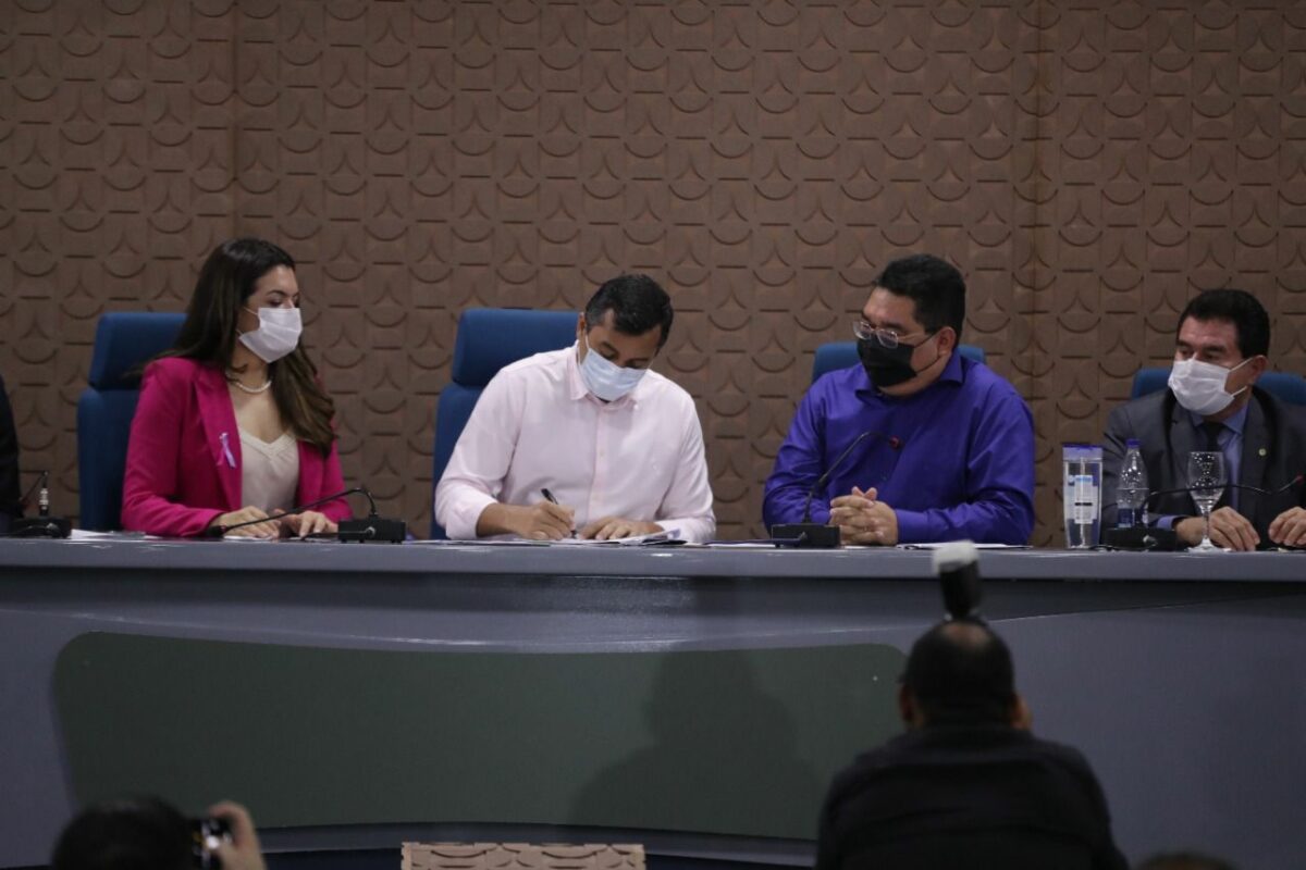 Wilson Lima dobra números de vagas em cursos para mulheres no Cetam