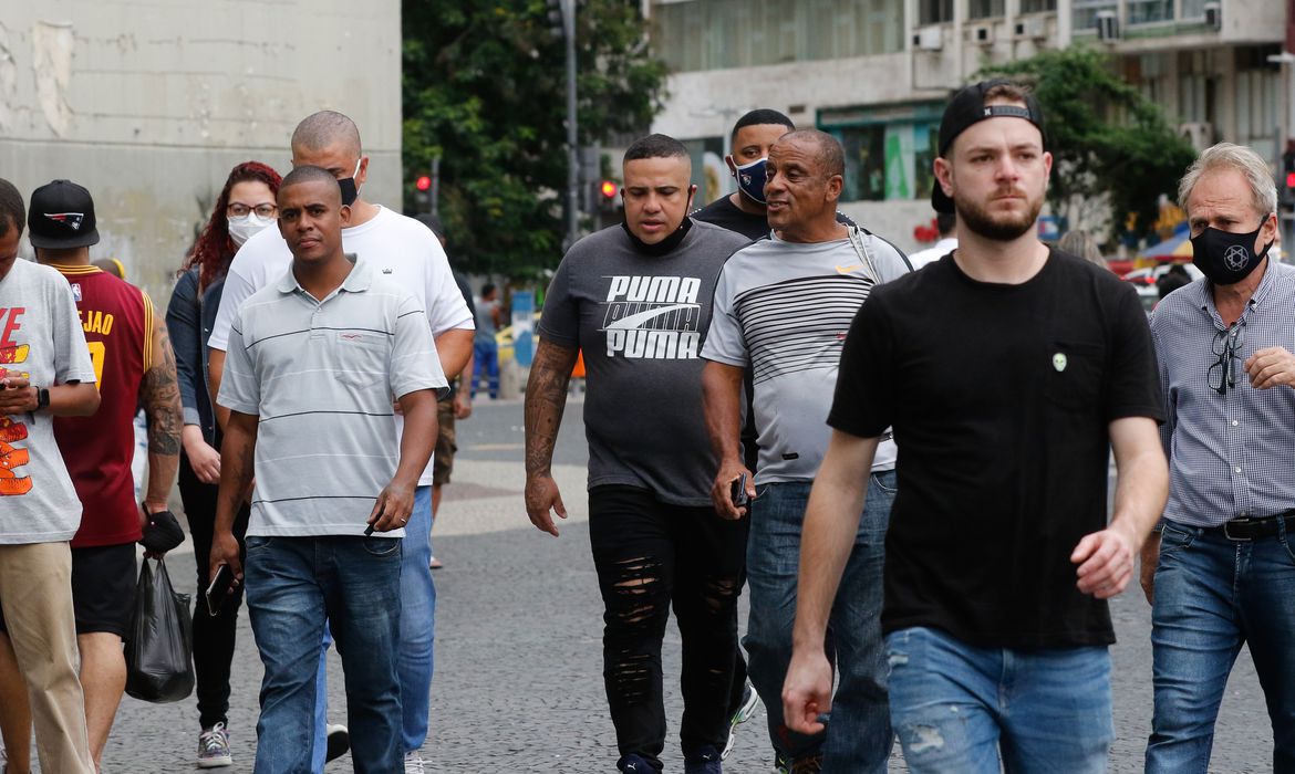 Infectologista diz que não é hora de liberar uso de máscara
