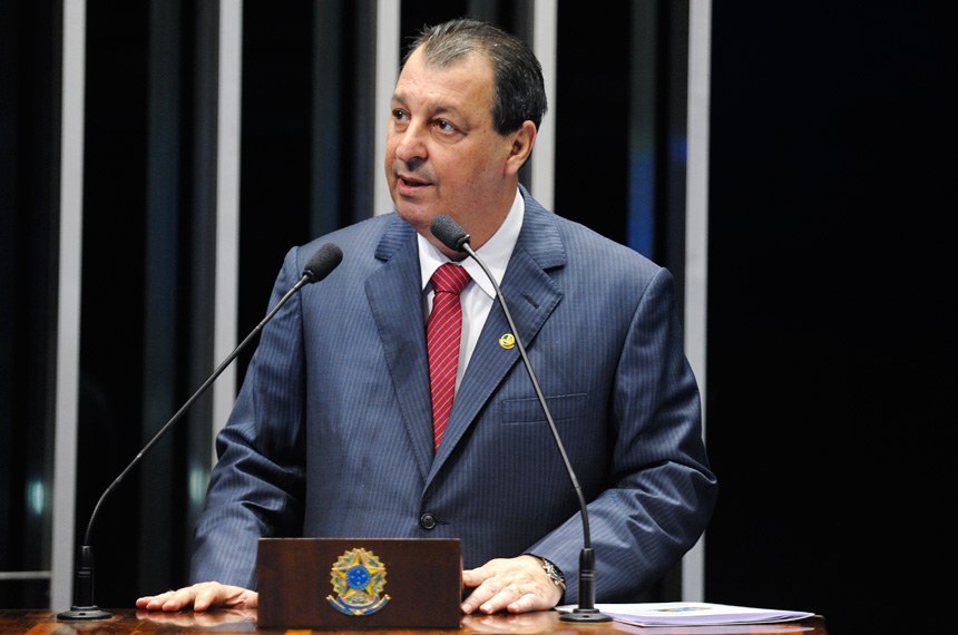 Aziz pede que Senado apure denúncias de tráfico de influência no MEC