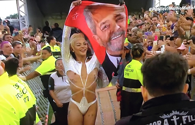 Após receber críticas, Bolsonaro denuncia Lollapalooza por atos pró Lula