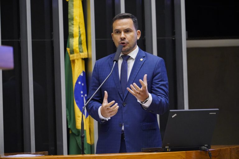 Alberto Neto cobra informações do governo sobre clonagem de celular
