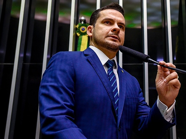 Alberto Neto faz PEC para permitir a professor acumular cargo
