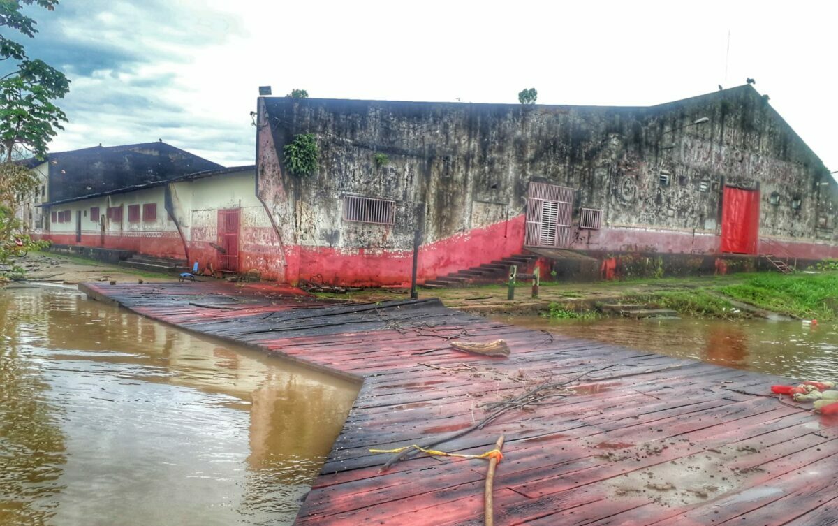 Cheia ameaça invadir galpão da Cidade Garantido