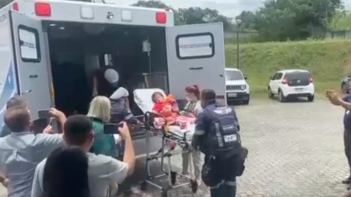 Após 26 dias perdidos na selva e 20 internados, irmãos voltam para casa no AM