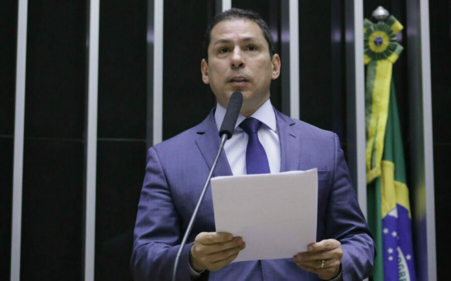 Marcelo Ramos pede punição a Eduardo Bolsonaro por cultuar ditadura
