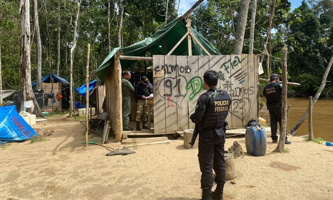 PF destrói logística de garimpo ilegal na terra indígena ianomâmi em RR