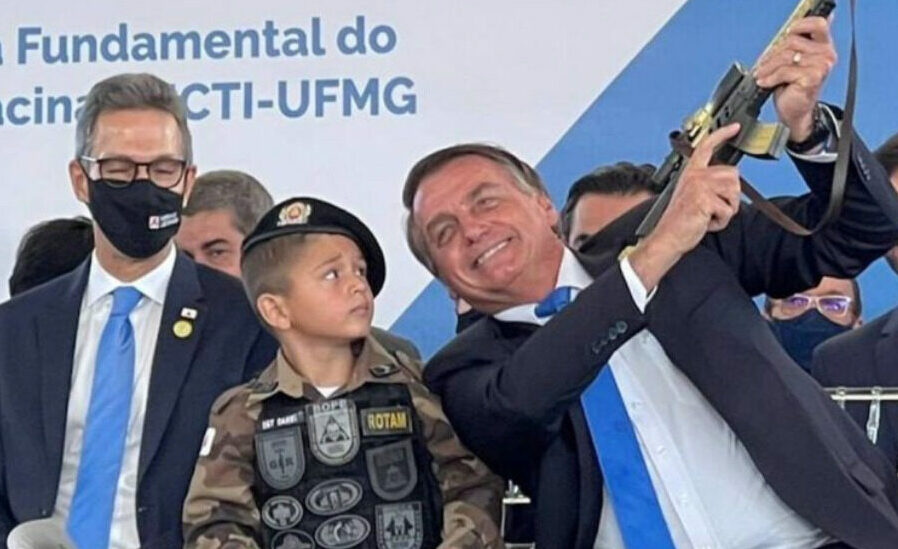 Traficante de armas E dessa forma, os criminosos beneficiados vão se multiplicando pelo país. Até as cortes superiores da Justiça, como o STJ, já são acionados pelos traficantes para obter os privilégios.