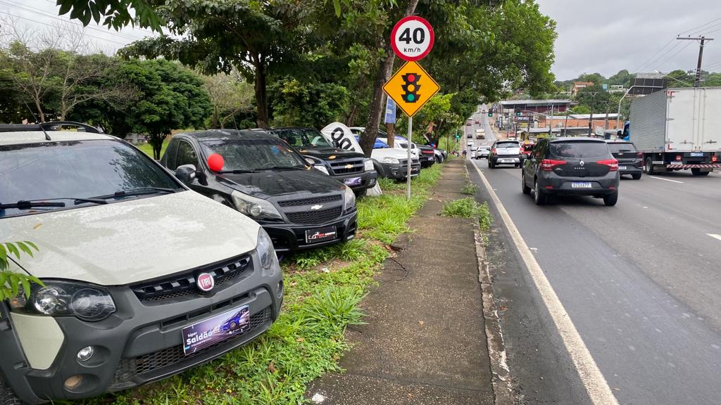 Carros no passeio da avenida das Torres