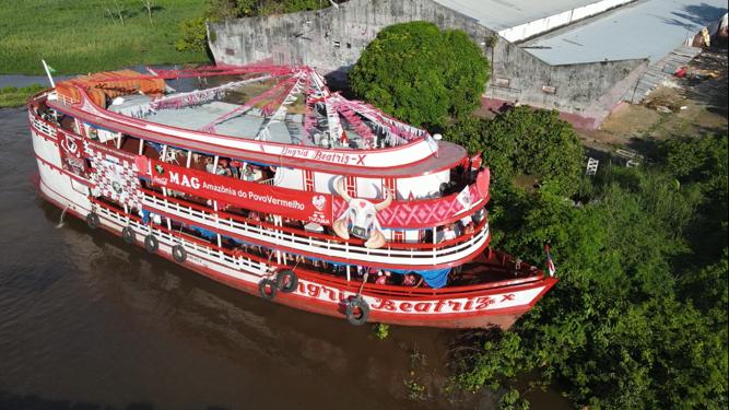 Barco dos Amigos do Garantido chega a Parintins