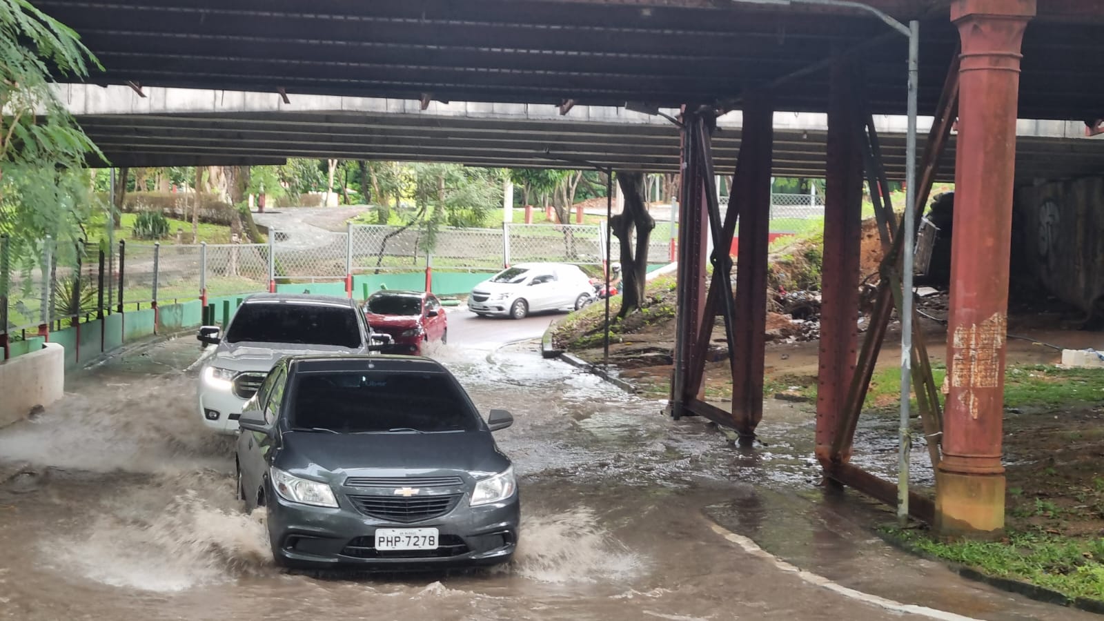 Igarapé do Mindu invade retorno dos Bilhares