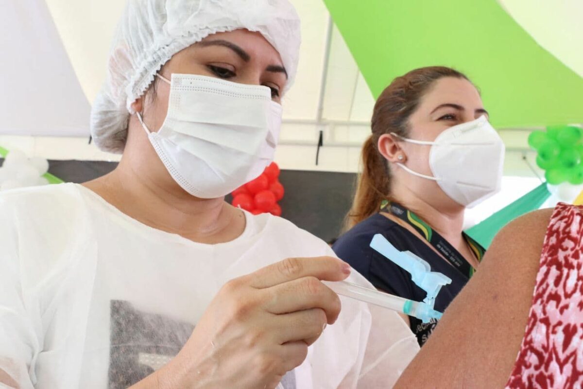 Amazonas libera quarta dose contra covid a partir de 18 anos