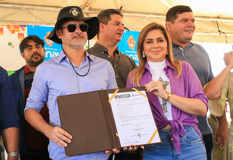 Prefeito concede reajuste de 12,4% no salário do professor de Manaus
