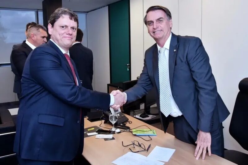 Agora é ex-ministro que diz pôr 'cara no fogo' pelo 'chamuscado' Bolsonaro