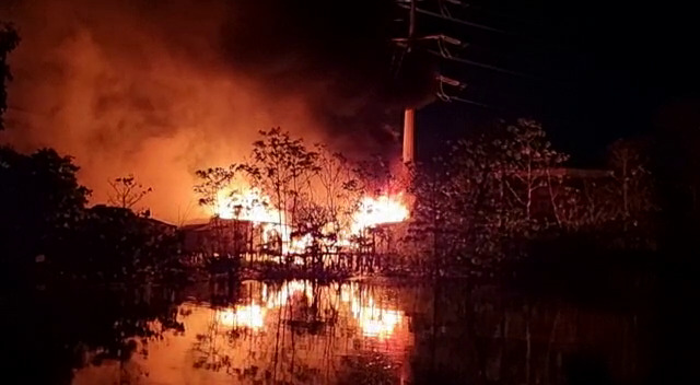 Fogo destroi 10 casas de madeira no são jorge