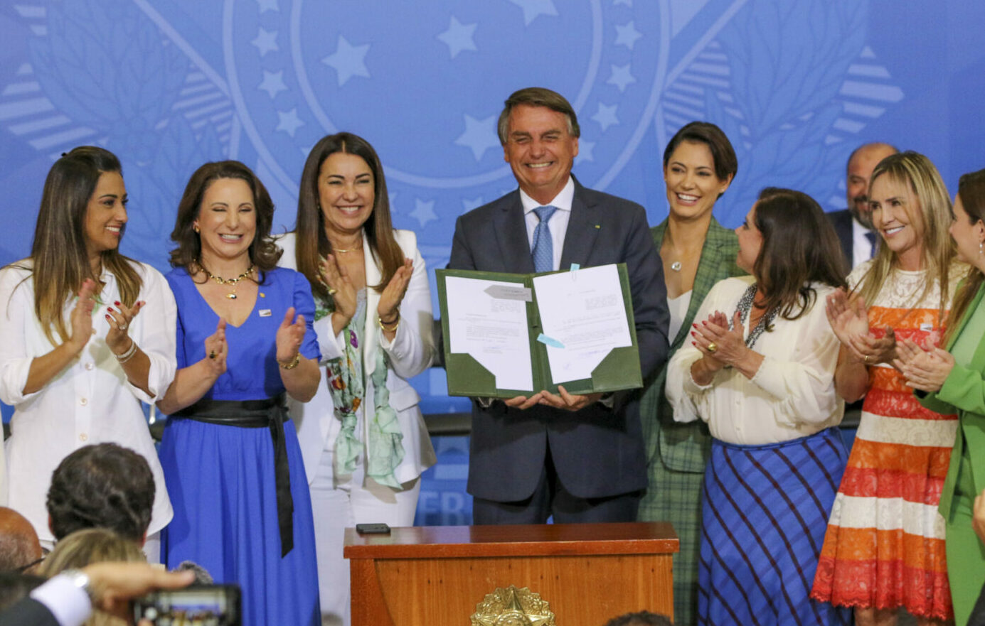 Bolsonaro apela a Damares para ter Michelle ao seu lado