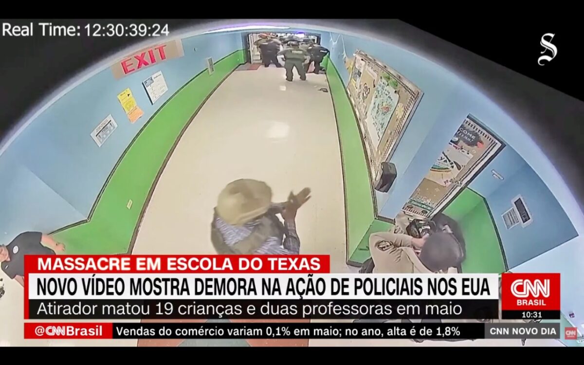 Policial passa álcool em gel nas mãos enquanto atirador massacra crianças