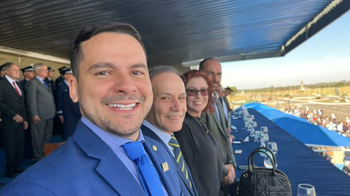 Alberto Neto participa de formatura da FAB com Bolsonaro