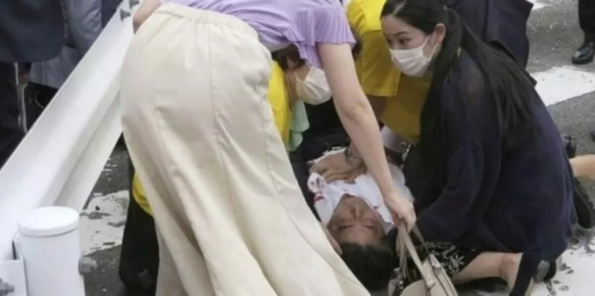 Ex-premiê do Japão é morto em atentado durante discurso de campanha