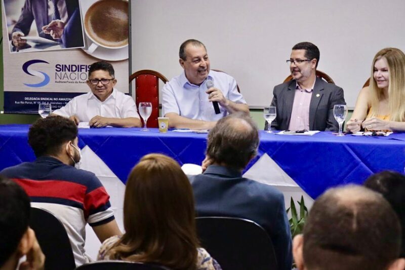Omar Aziz defende importância dos auditores da Receita Federal