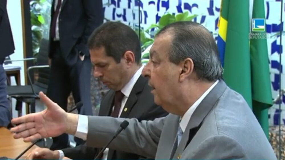 Bolsonaro é repudiado por políticos do AM por novo ataque às urnas