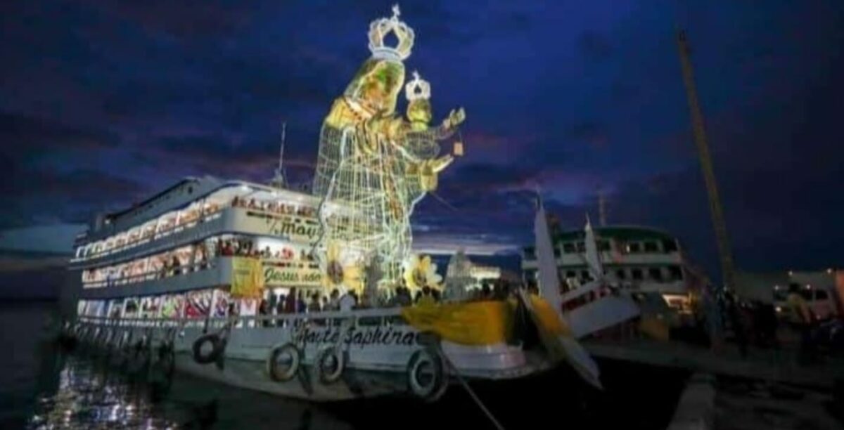 Fé e arte dos parintinenses navegam pelo rio Amazonas