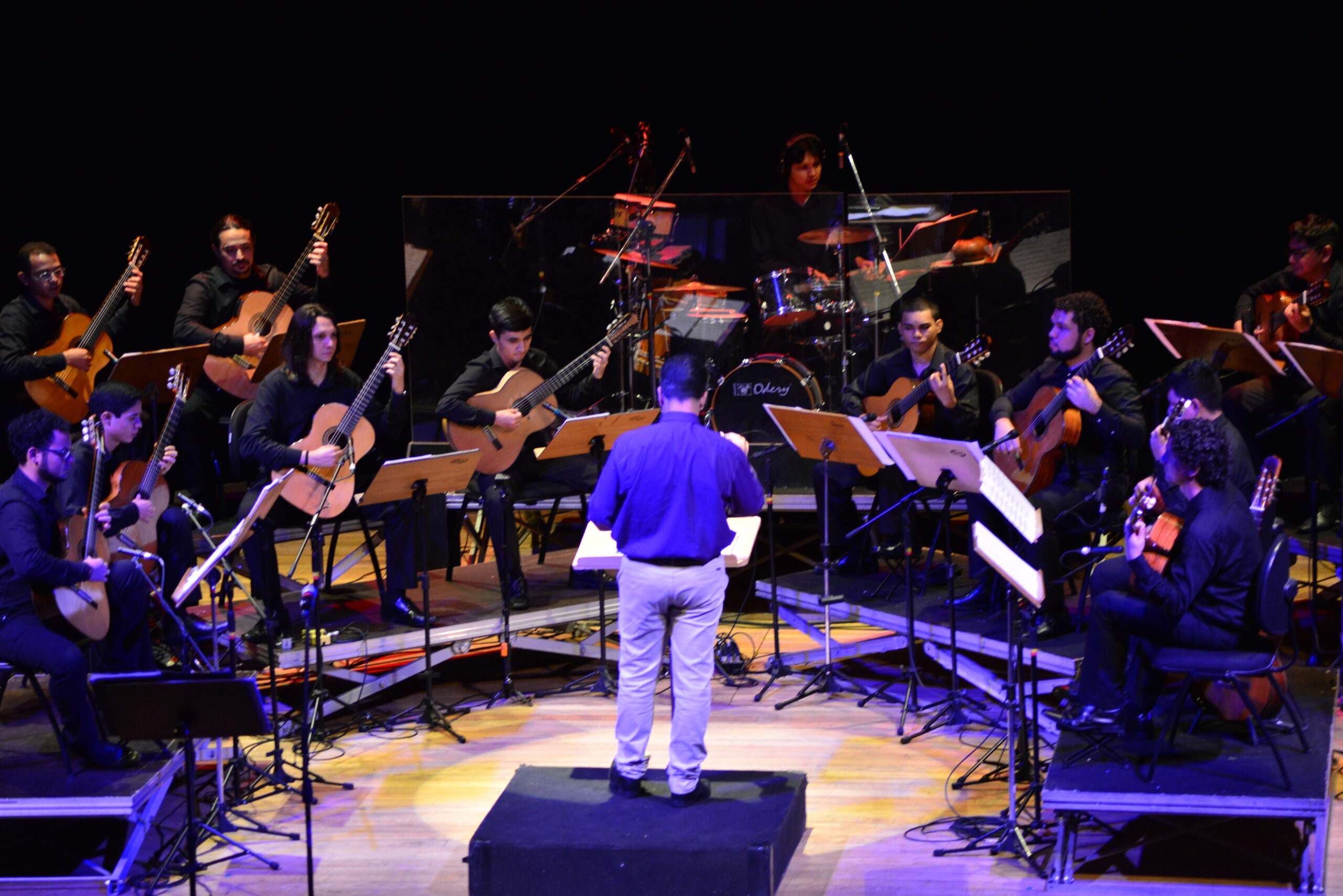 Orquestra de Violões apresenta "Lendas Amazônicas" no Teatro Amazonas sob a batuta de Neil Armstrong