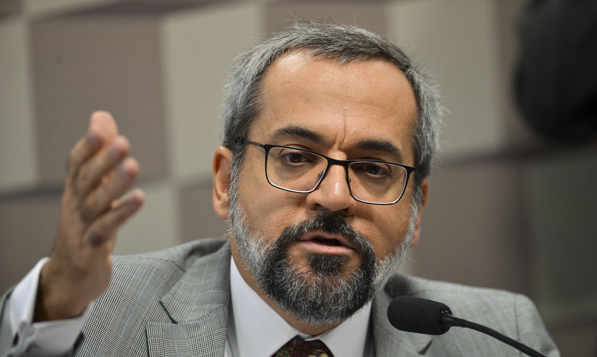 Ex-ministro da Educação chama Bolsonaro de "Tchutchuca do Centrão"