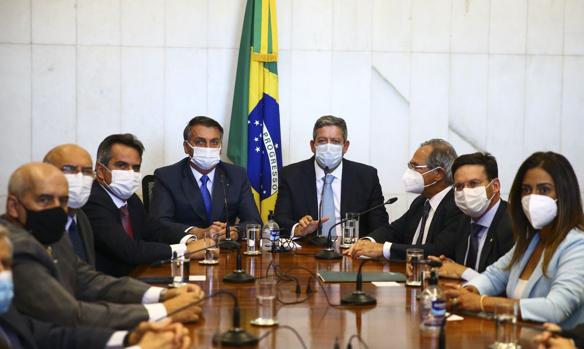 Eleitor vê cartada de Bolsonaro no aumento de benefícios