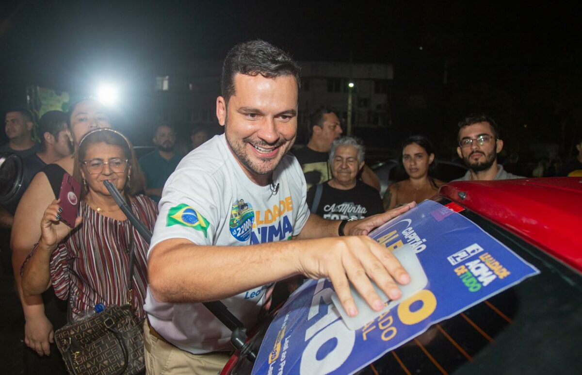 Deputado inicia campanha à reeleição com adesivaço