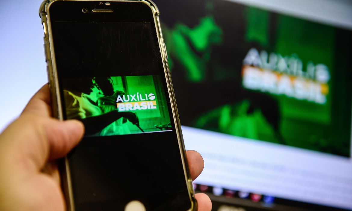 Bolsonaro libera consignado no auxílio com juros a gosto dos bancos