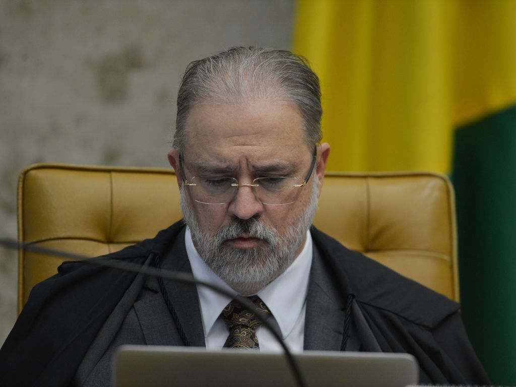 Moraes quer mostrar mensagens entre Aras e empresários bolsonaristas