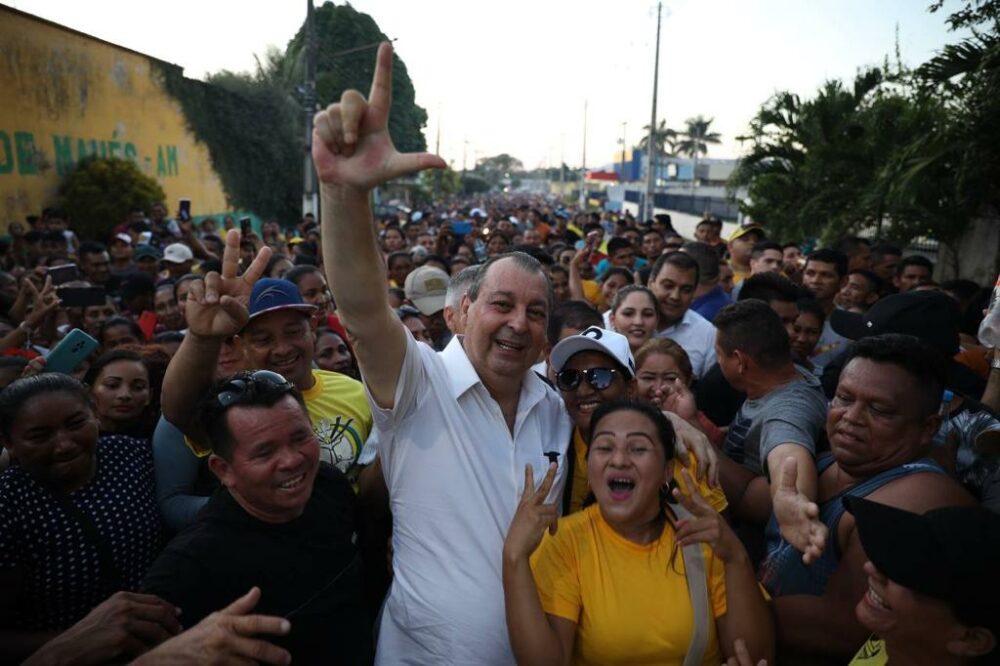 Multidão toma as ruas de Maués para apoiar comitiva do Senador Omar