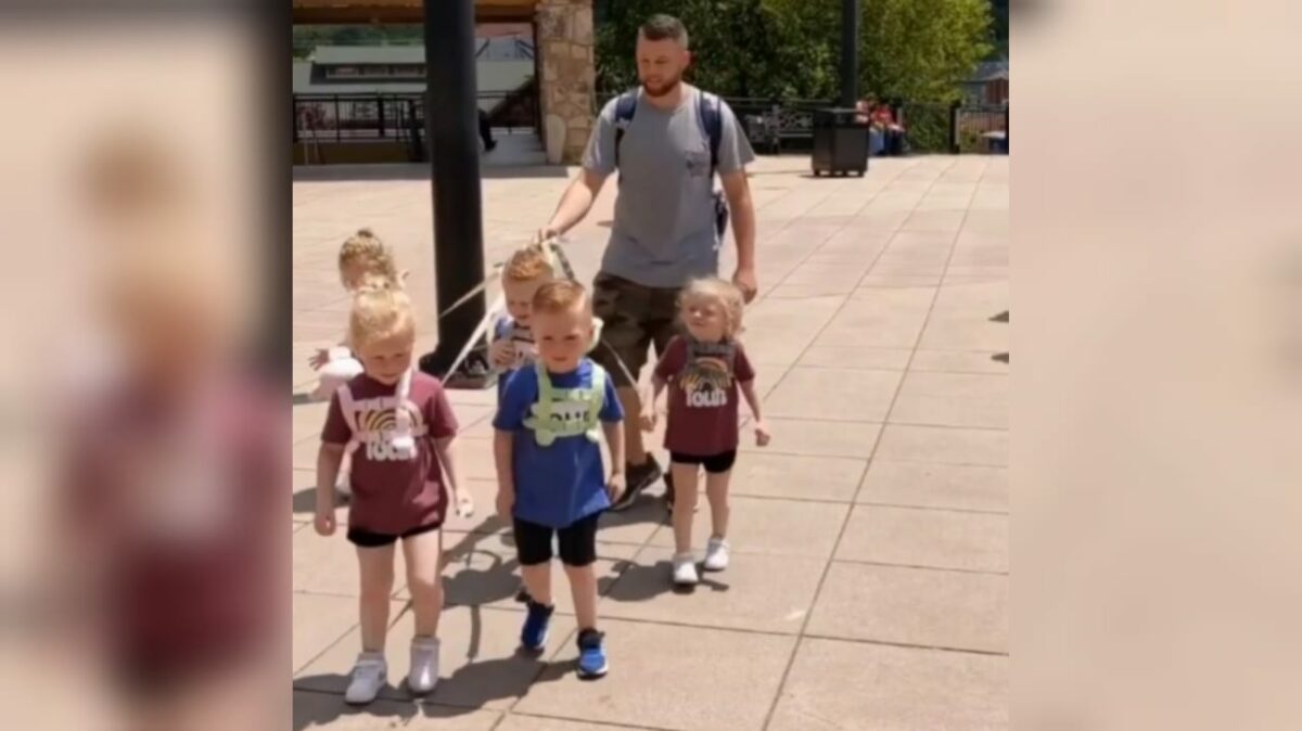 Pai cria polêmica ao passear com filhos quíntuplos na coleira