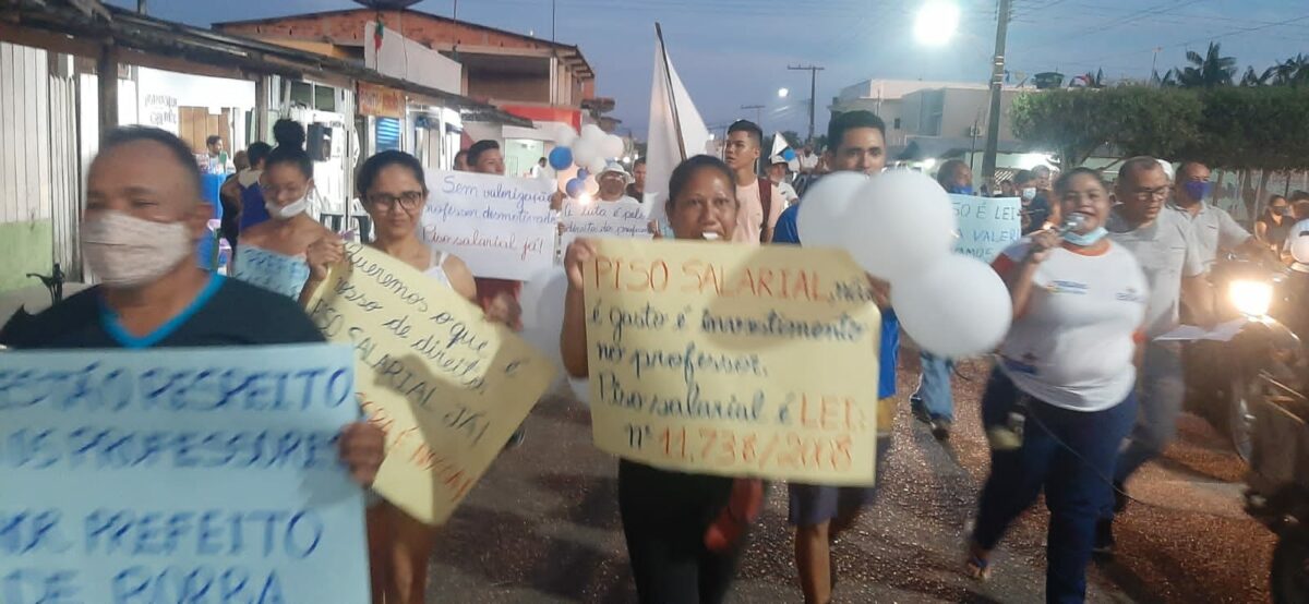Prefeito de Borba não paga piso salarial e professores cobram nas ruas