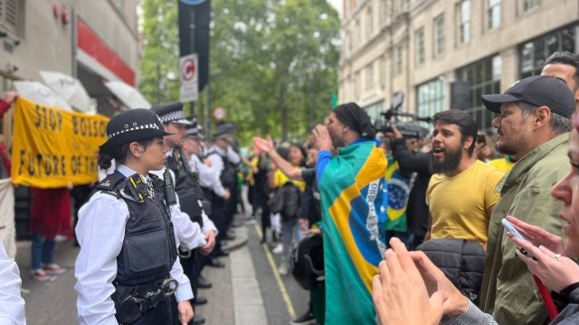 protestos anti-Bolsonaro em Londres lembram morte de Dom Phillips