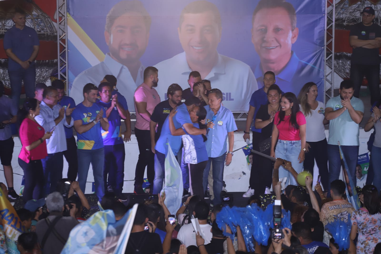 Dona Magá abraça governador Wilson Lima